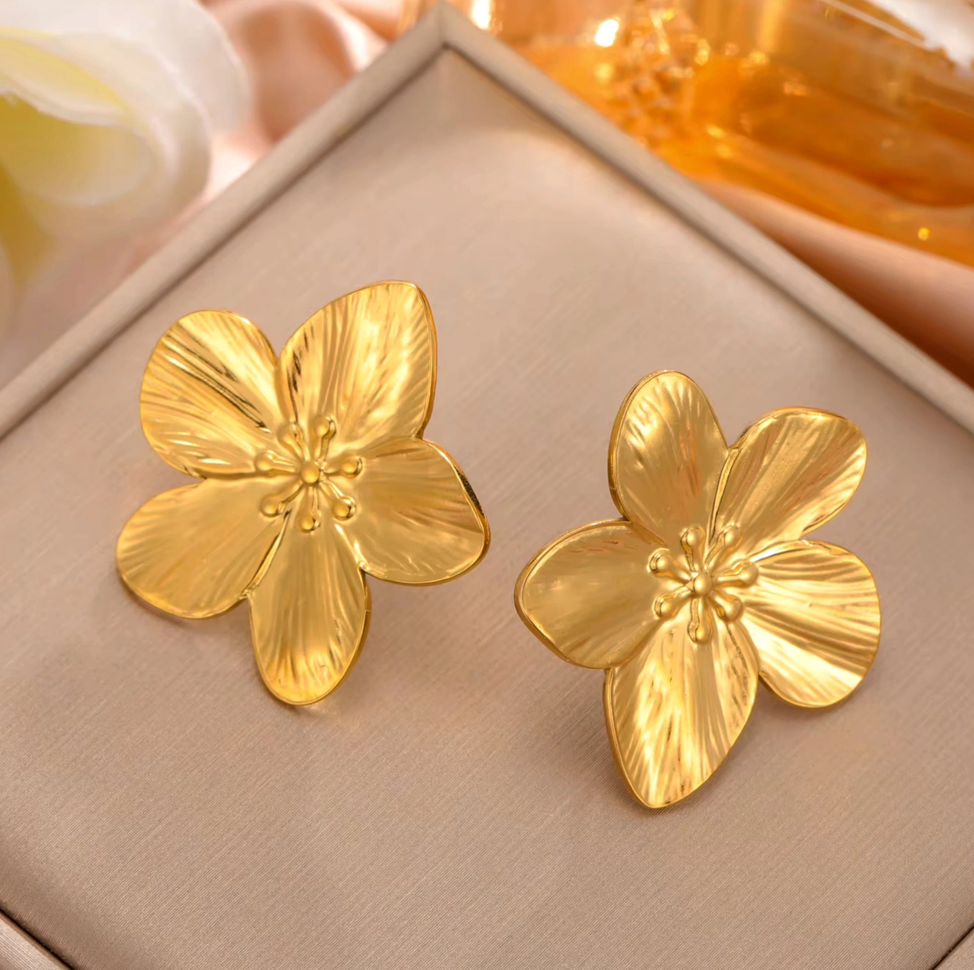Unift Luxury Vintage Floral Stud Earrings – 14K Gold-Tone Stainless Steel