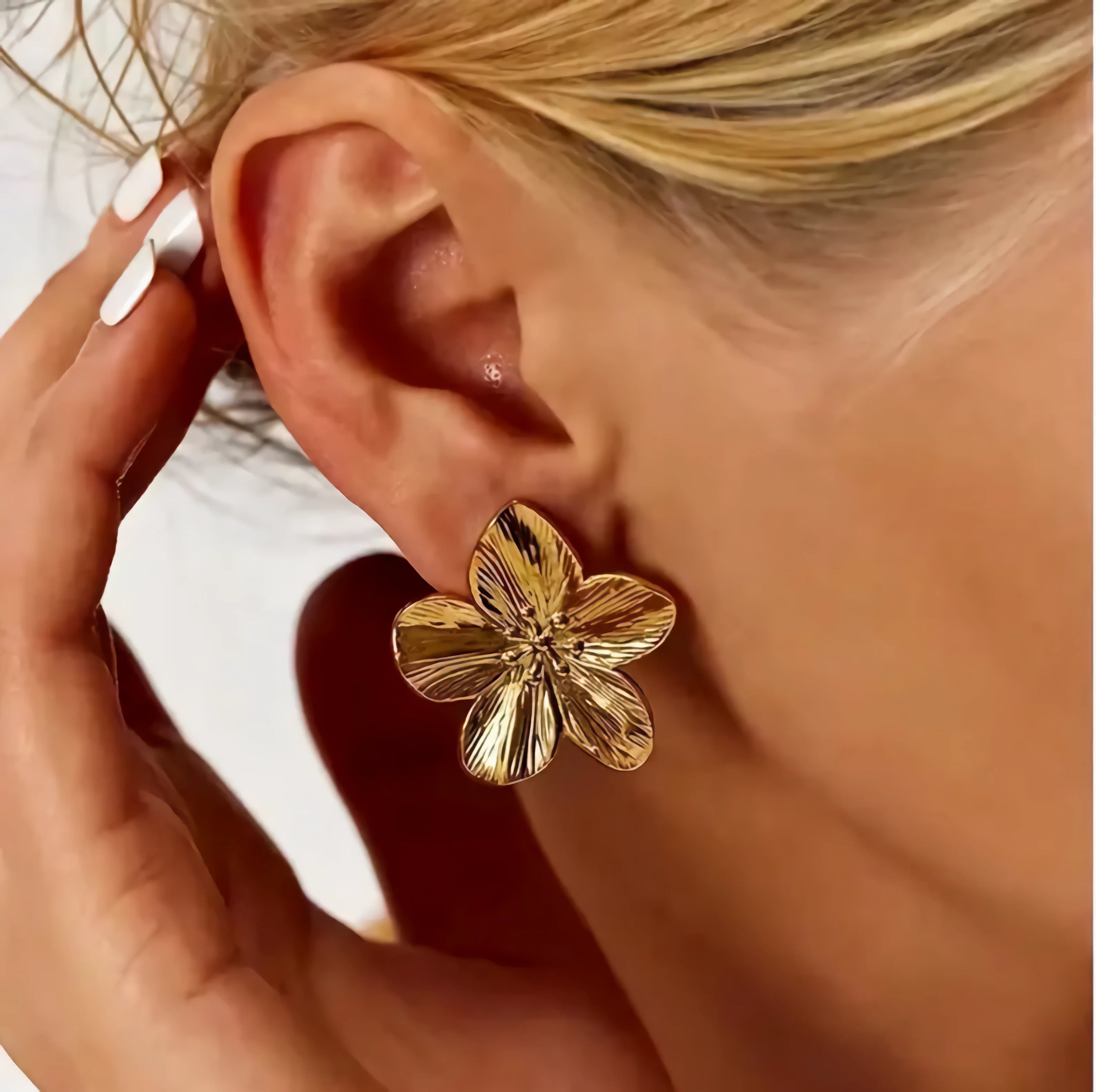 Unift Luxury Vintage Floral Stud Earrings – 14K Gold-Tone Stainless Steel